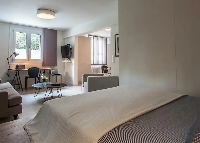 Unique Semi-Basement Stay At The Foot Of The Acropolis