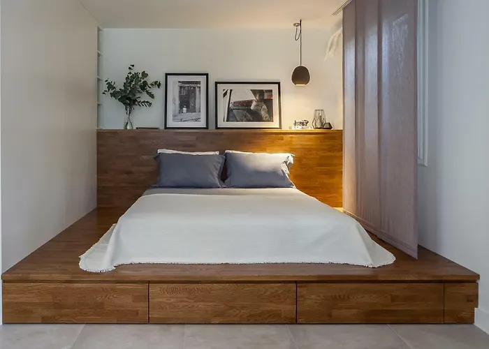 Unique Semi-Basement Stay At The Foot Of The Acropolis