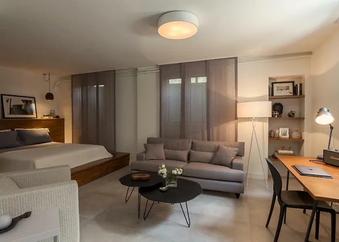 Unique Semi-Basement Stay At The Foot Of The Acropolis